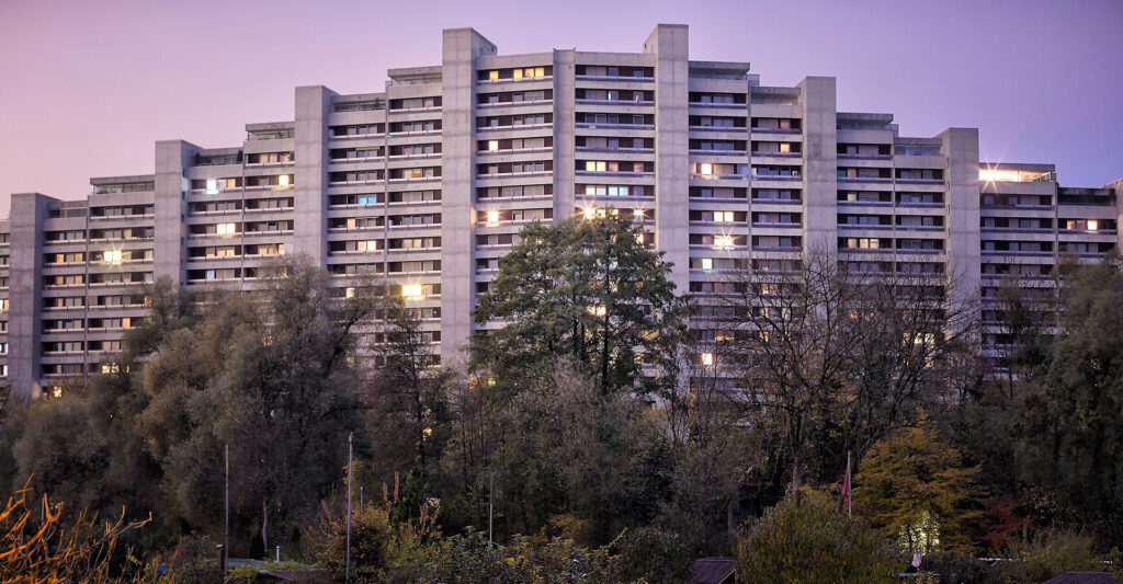 Telli-Hochhaus in Aarau zur blauen Stunde mit Familiengärten im Vordergrund