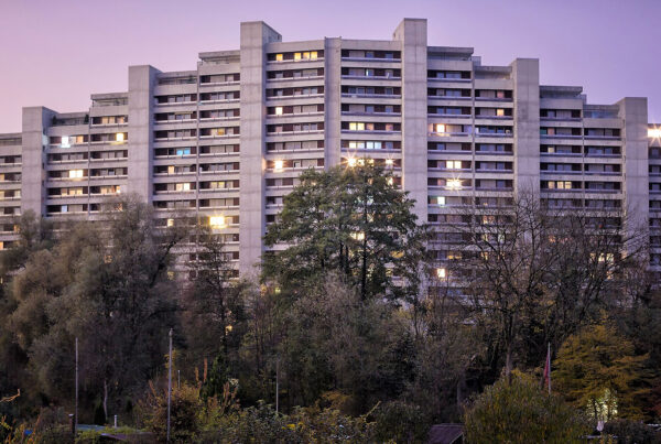 Telli-Hochhaus in Aarau zur blauen Stunde mit Familiengärten im Vordergrund